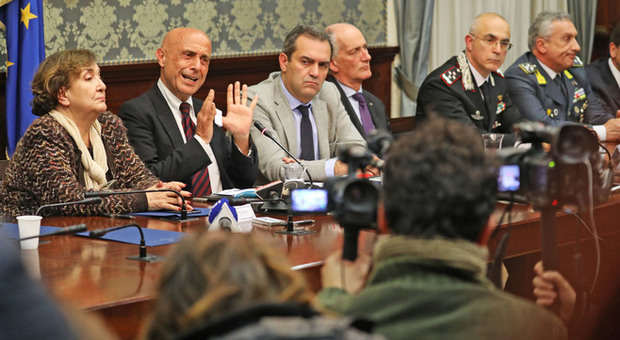 Emergenza babygang a Napoli, in prefettura il ministro Minniti: «Metodi terroristici»