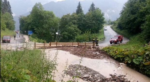 Bomba d'acqua a Pieve: esonda torrente, fango e ghiaia sulla strada