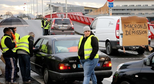 Francia: gilet gialli bloccano depositi di carburante