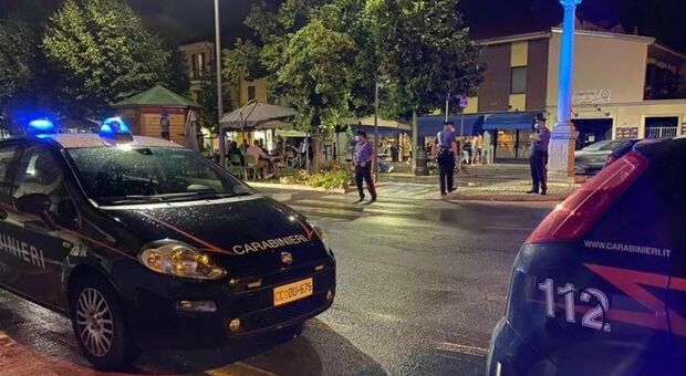 Danneggia l'auto ai carabinieri durante i controlli anti-assembramento: arrestato titolare di un locale