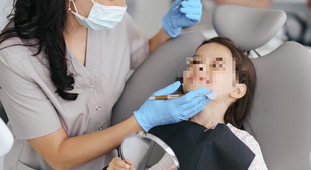I bambini hanno paura del dentista? Ecco come fare per sconfiggerla (con piccoli trucchi)