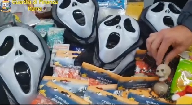 Roma, Sequestrati oltre 3 mln di prodotti di Halloween contraffatti e destinati ai bimbi: denunciate 3 persone
