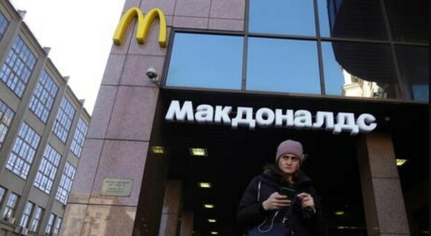 L'Ucraina ha voglia di normalità: a Kiev riapre il McDonald's dopo sette mesi