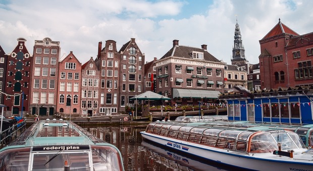 Stop turisti giovani e inglesi, Amsterdam li mette al bando: "State alla larga"
