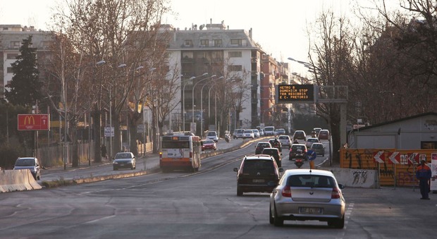 Roma, allarme tra via delle Valli e Conca d'Oro: "Continui furti alle auto incolonnate al semaforo"
