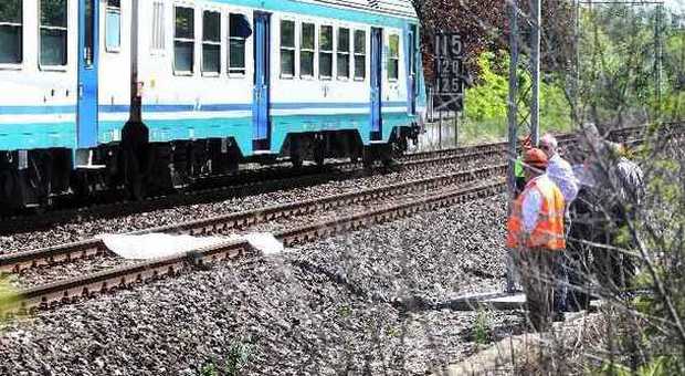 Il luogo del suicidio e un treno fermo (Press Photo Lancia)