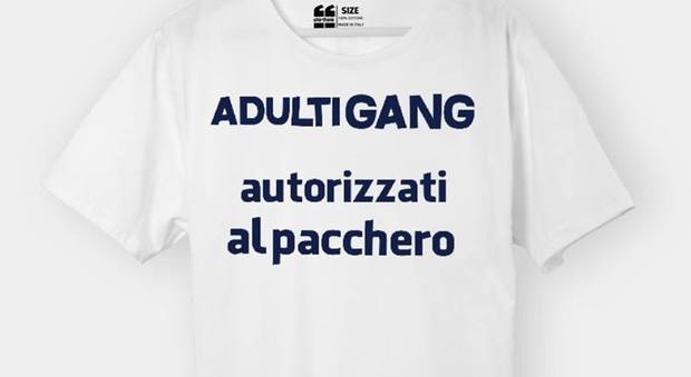 «Adultigang, autorizzati al pacchero»: un t-shirt provocatoria per contrastare il fenomeno babygang a Napoli