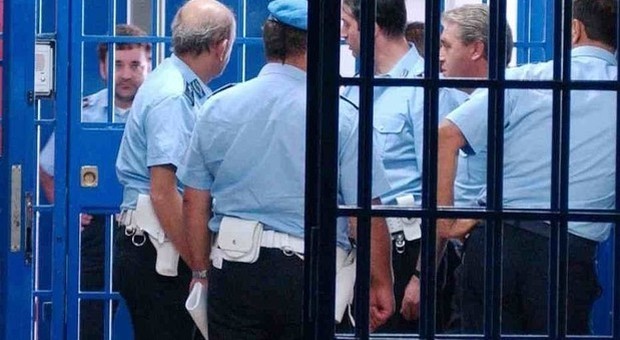 Agente chiuso in cella da due detenuti: «Volevano colpire un collaboratore di giustizia»