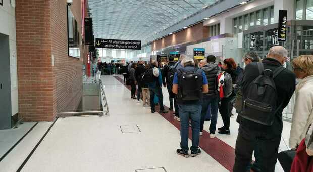 Vacanze di Capodanno rovinate, maxi fila al controllo bagagli: i passeggeri furiosi perdono l'aereo. «Ho buttato 700 euro»
