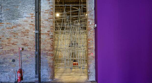 Una immagini dell'installazione di Massimo Bartolini chiamata «Due qui/To hear» alla Biennale di Venezia