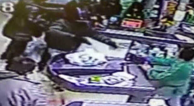 Roma, rapina al supermercato con le pistole tra i clienti: la telecamera riprende tutto