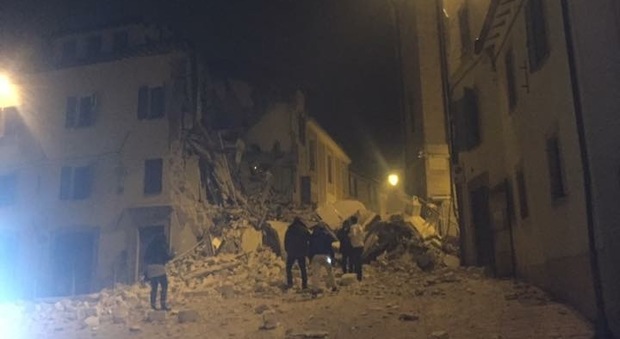 Terremoto, a Camerino il campanile crolla su un palazzo