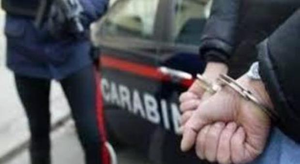 Tentata rapina, estorsione, furti: arrestato 36enne sinti, denunciata la moglie