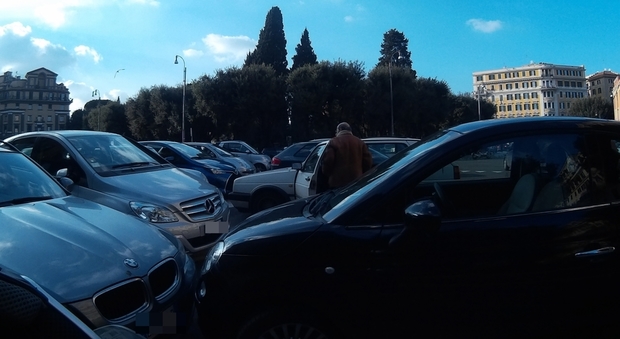Le auto parcheggiate sulle strisce di piazza Mazzini
