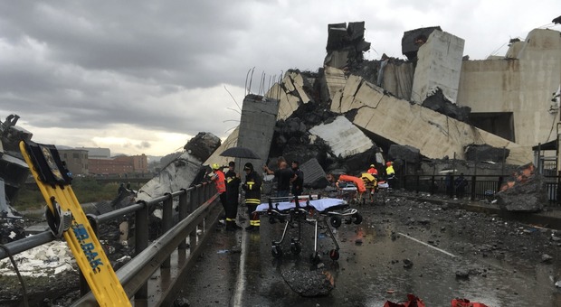«Sotto il ponte crollato altre venti persone» Controlli anche in Puglia