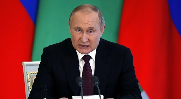 Putin malato, l'ex spia Usa: «Sarà “inabile” e rovesciato in 3 mesi». Ecco i 5 “misteri” sullo zar
