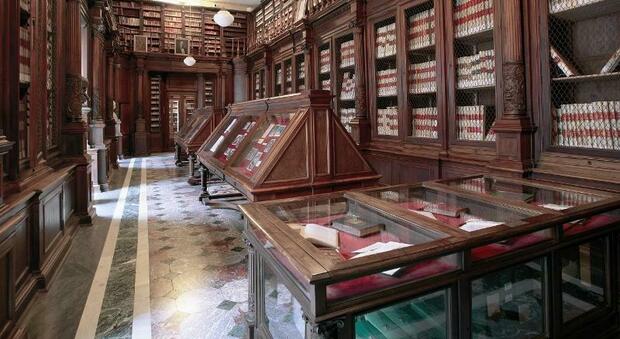 Una sala della Biblioteca Nazionale di Napoli, che le associazioni chiedono sia intitolata a Benedetto Croce e non a Vittorio Emanuele III