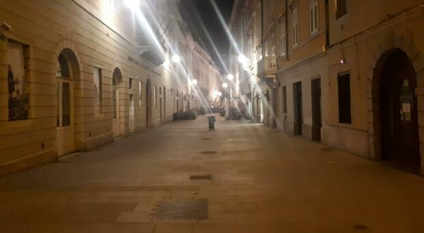 Ragazza di 23 anni violentata e rapinata nella notte a Trieste. «Aggredita da 2 uomini con il volto coperto»