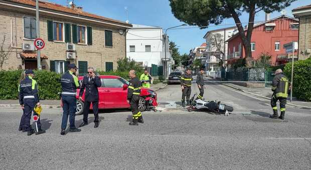 Civitanova, incidente in via Alighieri: moto contro auto, grave centauro portato in eliambulanza a Torrette