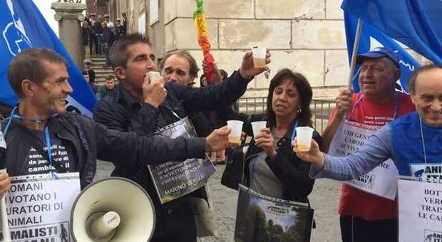 Marino, gli animalisti in Campidoglio brindano alle dimissioni del sindaco
