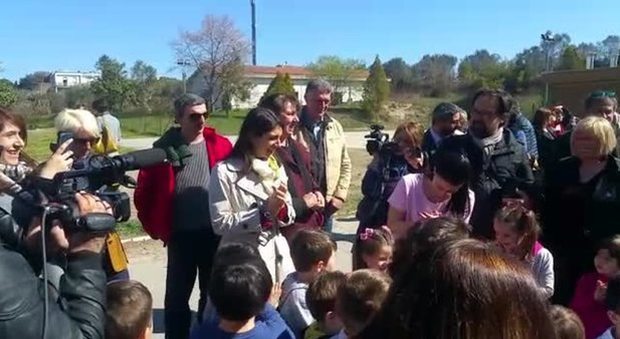 Raggi a Cesano canta con i bimbi della scuola colpita dal tornado. Nuovi assessori? «Stiamo lavorando»