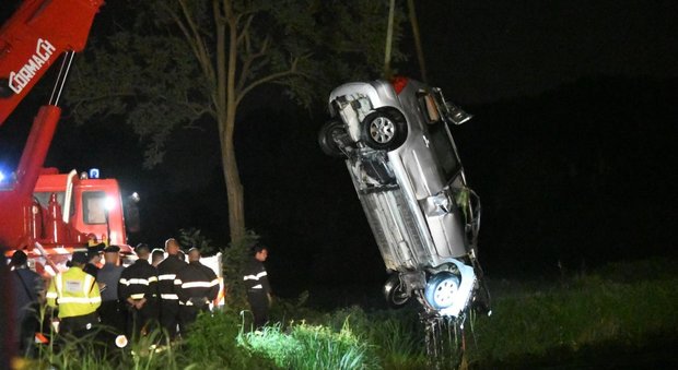 Milano, auto sfonda guard rail e finisce nel canale: tre morti, ancora disperso un bimbo
