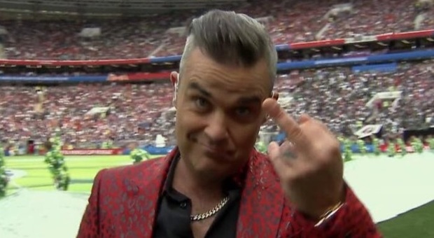 Russia 2018, Robbie Williams mostra il dito medio durante la cerimonia d'apertura