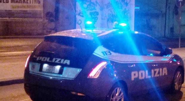 Ancona, lancia bottiglie dalla finestra e scaglia lo stendino contro i poliziotti