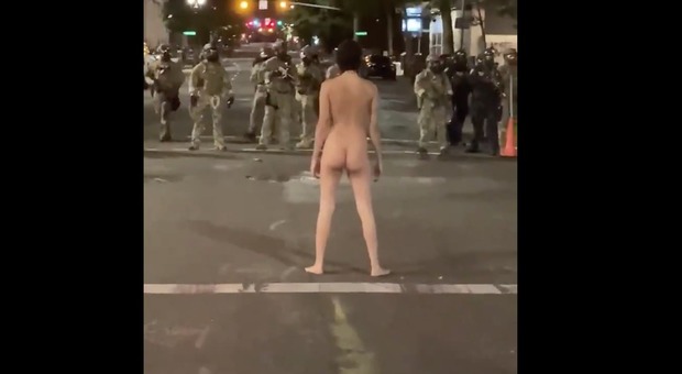 Stati Uniti, una donna nuda sfida la polizia durante le proteste: e gli agenti si ritirano VIDEO
