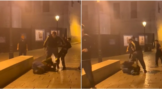 Giovane turista pestato in piazza dal branco: calci anche quando l'uomo cade a terra.