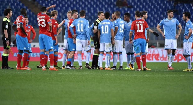 Lazio-Napoli 0-2, Sarri alla settima vittoria di fila. Match sospeso per 4 minuti per cori razzisti