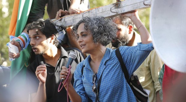 Arundhati Roy a una marcia di protesta a Delhi