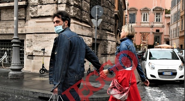Antonella Elia, shopping nel cuore di Roma senza mascherina col fidanzato Pietro delle Piane