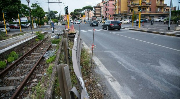 Roma, incidente sulla Casilina: morto un uomo, grave la moglie. Pirata della strada scappa a piedi