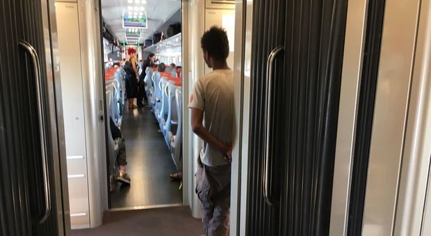 Roma-Napoli, troppa puzza nel vagone e senza biglietto: passeggero allontanato dallo scompartimento