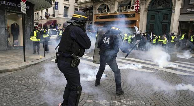 Gilet gialli, accuse alla polizia: «Proiettili di gomma hanno reso disabili 17 manifestanti»