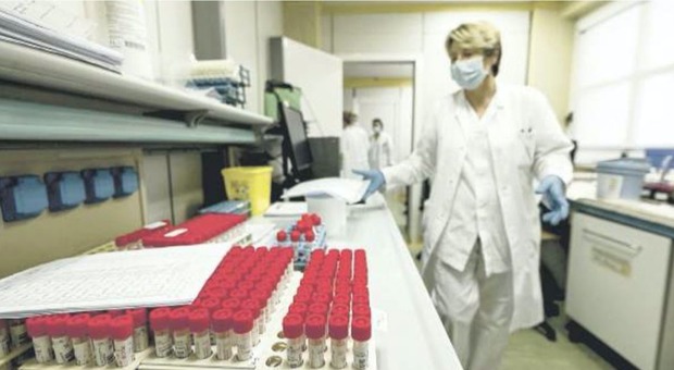 Test sierologici a Napoli: «Tamponi per chi ha già gli anticorpi»