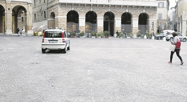 Macerata, dopo le multe arrivano 21 parcheggi gratuiti in piazza: sosta consentita per un'ora