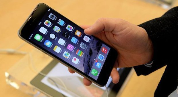 iPhone 6, non finiscono i problemi: Apple ritira l'aggiornamento iOS 8.0.1