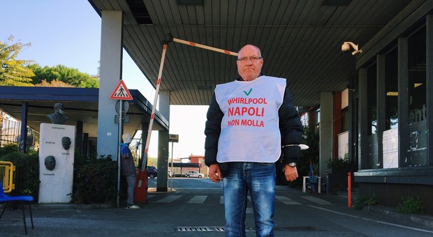 Whirlpool Napoli, la solitudine di nonno Giuseppe in fabbrica: «Presidio io quando i lavoratori sono a Roma»