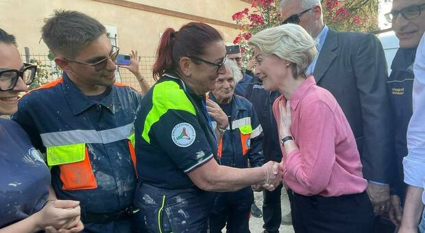 Alluvione, la presidente Von der Leyen stringe la mano ai volontari viterbesi in Emilia Romagna