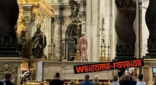 Vaticano, uomo nudo sull'altare maggiore della basilica di San Pietro FOTO
