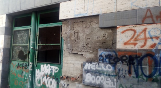 Napoli, l'ex centro polifunzionale cade a pezzi: è allarme degrado nel cuore di Barra