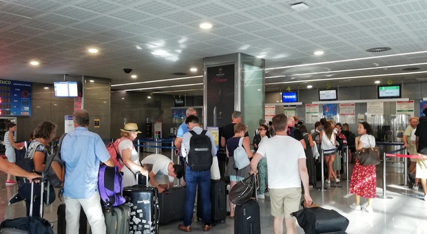 Aeroporto, caos agli arrivi: proteste dei passeggeri stranieri sbarcati e “bloccati” per il riconoscimento. «Un’ora di attesa ai controlli»