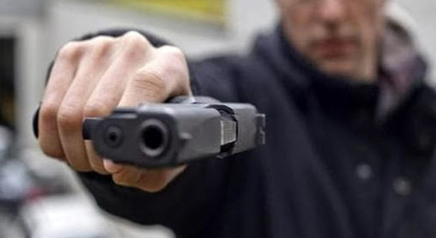 Rapinatore in gelateria armato di pistola: ««Mi bastano 100 euro, sono disperato»