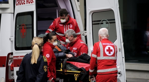 Nocera, aspirante suicida salvato dalla polizia: un'ambulanza del 118 presta le prime cure