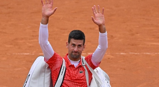 Internazionali, Djokovic eliminato: «Pioggia e freddo, mai vista Roma così». Domani in campo Medvedev e in serata Tsitsipas