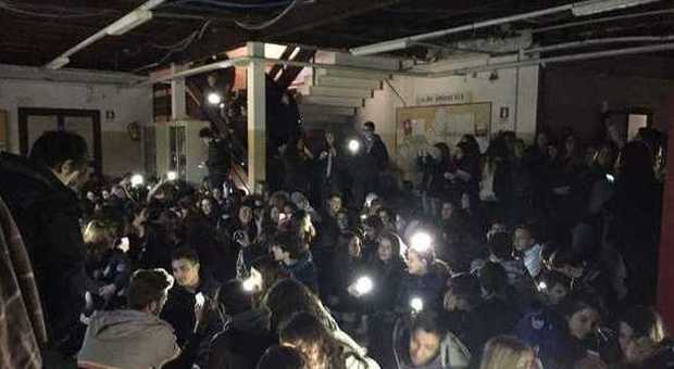 Roma, Liceo Peano, a scuola con coperte e candele: con le lavagne interattive salta l'impianto elettrico