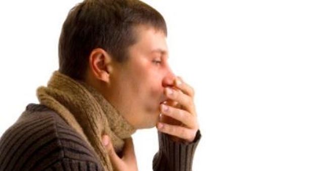 Starnuto trattenuto lacera la faringe di un uomo: ricoverato in ospedale