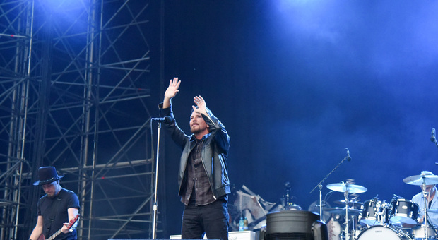Eddie Vedder ritrova la voce e scatena i 43mila dell'Euganeo a Padova